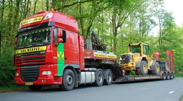 Vrachtwagen met semi dieplader